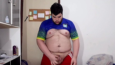 Punheta Depois do Futebol - Nada melhor que gozar depois do esporte e de ver meus amigos héteros correndo de short, suados e com o pau balançando - Fernando Devil Solo