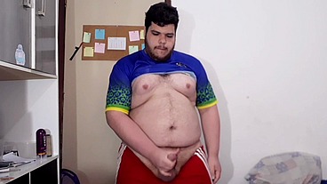 Punheta Depois do Futebol - Nada melhor que gozar depois do esporte e de ver meus amigos héteros correndo de short, suados e com o pau balançando - Fernando Devil Solo