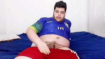 Punheta Depois do Futebol - Nada melhor que gozar depois do esporte e de ver meus amigos héteros correndo de short, suados e com o pau balançando - Fernando Devil Solo