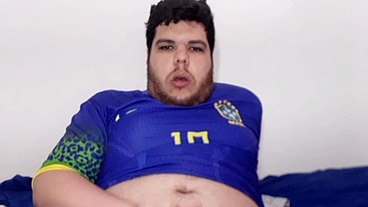 Punheta Depois do Futebol - Nada melhor que gozar depois do esporte e de ver meus amigos héteros correndo de short, suados e com o pau balançando - Fernando Devil Solo