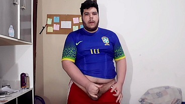 Punheta Depois do Futebol - Nada melhor que gozar depois do esporte e de ver meus amigos héteros correndo de short, suados e com o pau balançando - Fernando Devil Solo