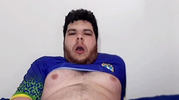 Punheta Depois do Futebol - Nada melhor que gozar depois do esporte e de ver meus amigos héteros correndo de short, suados e com o pau balançando - Fernando Devil Solo