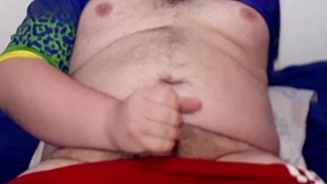 Punheta Depois do Futebol - Nada melhor que gozar depois do esporte e de ver meus amigos héteros correndo de short, suados e com o pau balançando - Fernando Devil Solo