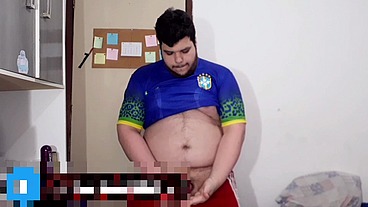Punheta Depois do Futebol - Nada melhor que gozar depois do esporte e de ver meus amigos héteros correndo de short, suados e com o pau balançando - Fernando Devil Solo