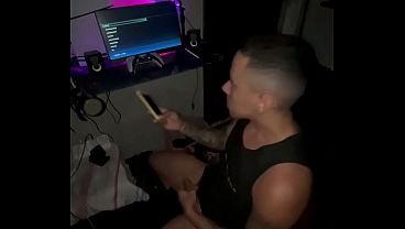 Novinho jogando pelado