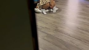 Ma femme &#x00E9;ternellement p&#x00E2;le jouit au fond de son conduit anal&#x1F44C; lors d'un spectacle &#x00E9;rotique