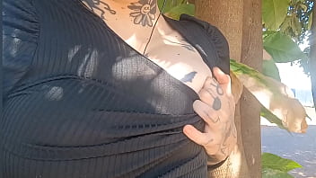Queria ter algu&eacute_m pra chupar meus seios na rua hoje