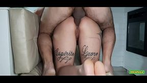 Meia irm&atilde_ novinha deixa o seu meio irm&atilde_o com tes&atilde_o, enquanto o seu pai est&aacute_ no trabalho