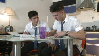 Hubungan seks panas tanpa kondom di dapur berakhir dengan ejakulasi di dalam vagina untuk para gay di kampus.