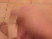 Petite branlette dans mes toilettes