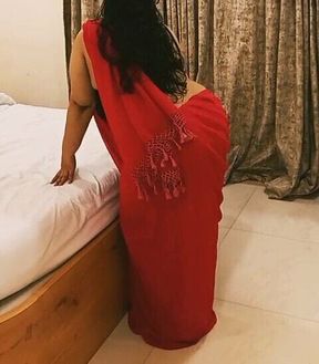 Indian BBW Girlfriend Does Saree Striptease for Her Boyfriend