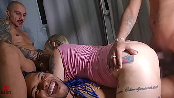 GangBang - 1 Pau Na Boca e 2 Na Buceta da Loira Que Fude Com 3