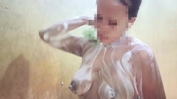 Lihatin aku mandi ya sayang