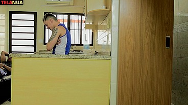 NOVINHO DOTADO FODE RUIVA GOSTOSA NA COZINHA