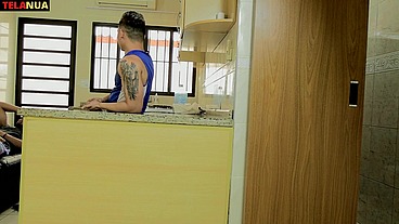 NOVINHO DOTADO FODE RUIVA GOSTOSA NA COZINHA