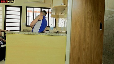 NOVINHO DOTADO FODE RUIVA GOSTOSA NA COZINHA