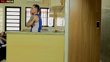 NOVINHO DOTADO FODE RUIVA GOSTOSA NA COZINHA