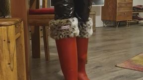 I show you my sexy latexoverall and Hunterboot-Outfit