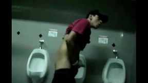 Masturbando no banheiro p&uacute_blico, piroca durona doido pra ganhar uma mamada fazendo banheir&atilde_o