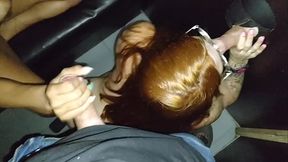 Levei minha esposa e a minha namorada para chupar rola no gloryhole!! Completo