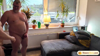 Des gays japonais corpulents offrent des rapports sexuels intenses et brutaux, des pénétrations à cru avec de grosses bites et des baisers passionnés