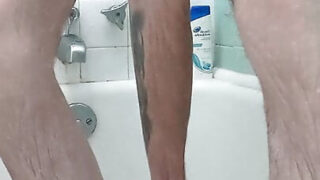 Jazda pod prysznicem z perspektywy pierwszej osoby na ogromnym kutasie tatusia, bez zabezpieczenia, zakończona wybuchowym wytryskiem