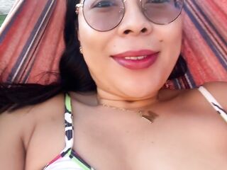 SAKURAYEN hace show caliente en amaca, toca su rico coño por encima de la ropa es muy excitante