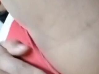 Chica latin babe se masturba con sus dedos y le envía el movie scene a su vecino