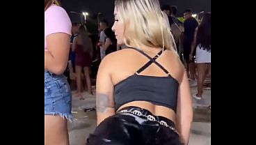 gostosa dan&ccedil_ando funk de shortinho