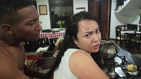 Rioc le ense�a a Anita como utilizar el meson de la cocina