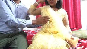 Hot Indian girl in saree shows off her assets