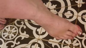 Washing my long toes