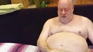 Pullean kypsän karhun intiimi kotitekoinen leike: soolo-masturbaatio, jalkojen leikki ja räjähtävä anaaliseksin siemensyöksy läheltä