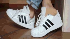 Smelly feet after a long walk AVI(1280x720)FHD