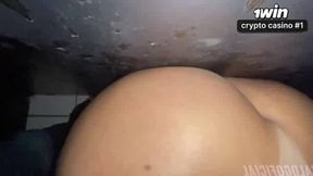 Meu marido me levou no Swing e deixei ele ver eu dando no Gloryhole! Ganhei leite na boca!