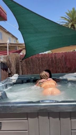 Hot wet lesbian makeout session in the jacuzzi for neighbors to see