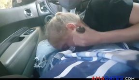 AMATEUR BLONDE SUCKING A BIG BLACK COCK IN A CAR