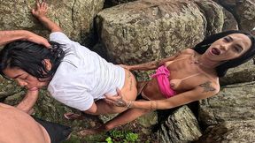 putaria trans na praia! bonequinha safada fode casal em publico e leva porra no cuzinho!