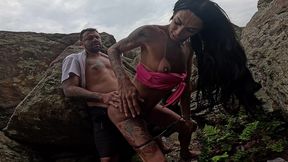 putaria trans na praia! bonequinha safada fode casal em publico e leva porra no cuzinho!
