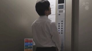 Meet love into the elevator