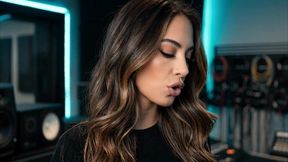 la productora culona decide follarse al nuevo cantante joven - contenido generado por ia