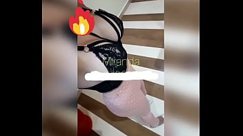 HERMOSA CHICA POSANDO PARA MOSTRAR SU BELLEZA, DIGNA DE PROPUESTA DE MATRIMONIO