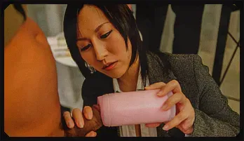 Yuuna Hoshisaki jerks him off for asian cumshots in public