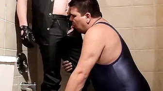 Chubby bear sucks hung biker and gets soaked in piss