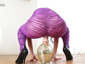 Chubby Japanese Solo Model Shows Off Big Ass While Masturbating Delightfully