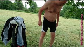 nylonjunge mit prostata plug auf fahrradtour 2019