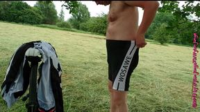 nylonjunge mit prostata plug auf fahrradtour 2019