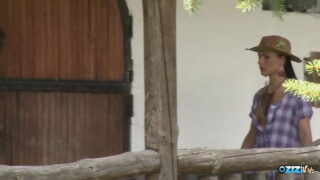 MILF brunetă cu sâni mici naturali este futută în cur de un penis imens