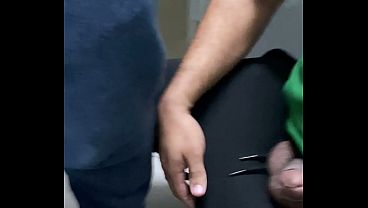 Com tes&atilde_o no banheiro querendo ser fodido pelos operarios da obra do lado.