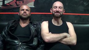 2133 un mec style step daddy donne son cul a la pornstar delta kobra